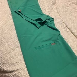 Figs Scrubs Top in Surgical Green - size XXL